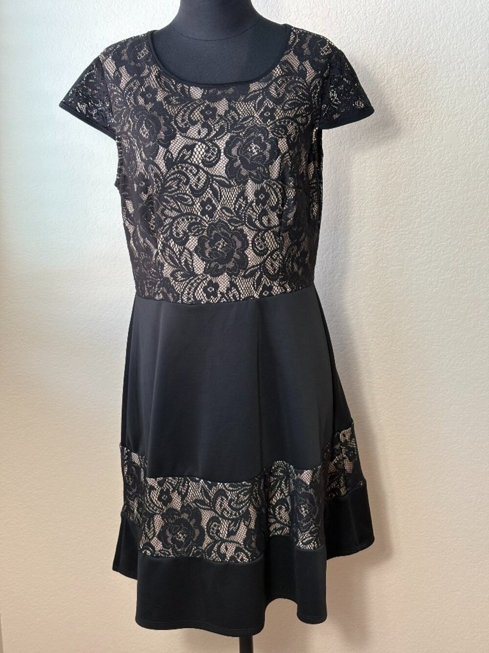 Madison Leigh Dress 12 Black Nude Floral Lace Fit Flare Cocktail Wedding Guest